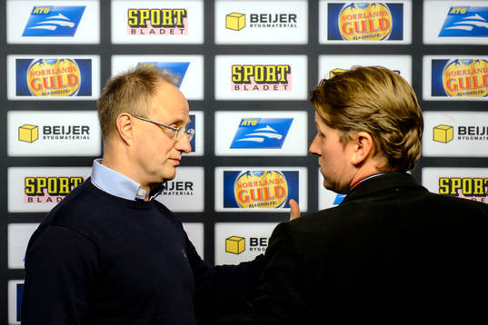 Rögles tränare Anders Eldebrink samtalar med Cmores
