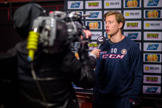 Växjös Richard Gynge blir intervjuad före