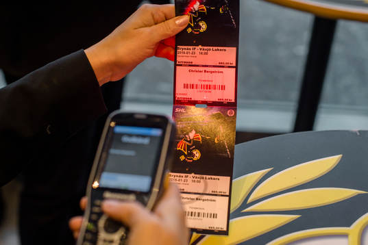Biljettkontroll före ishockeymatchen i SHL mellan Brynäs
