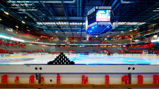 Puckar i SAAB Arena före ishockeymatchen i SHL mellan