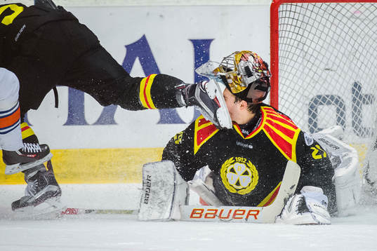 Brynäs målvakt Bernhard Starkbaum får sin hjälm