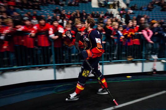 Djurgårdens Robin Norell hälsar på supportrarna