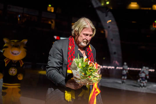 Skådespelare  tillika Brynässupporter Rolf Lassgård