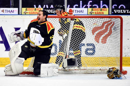 Brynäs målvakt Bernhard Starkbaum får hjälmen avsparkad