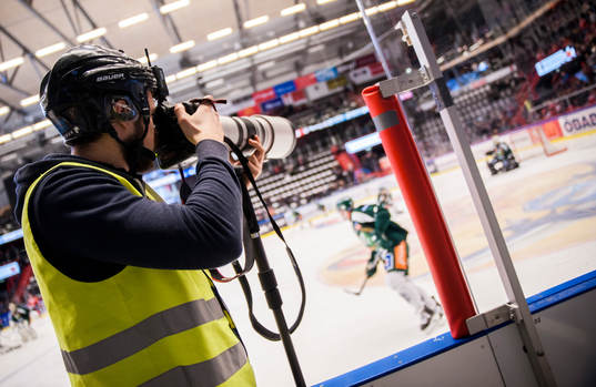 Bildbyråns fotograf Johan Bernström fotograferar
