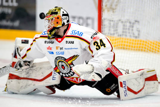 Luleås målvakt Joel Lassinantti räddar