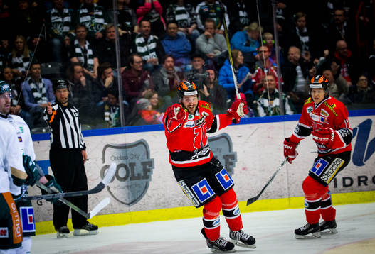 Örebros Justin Hodgman jublar vid 1-1 målet