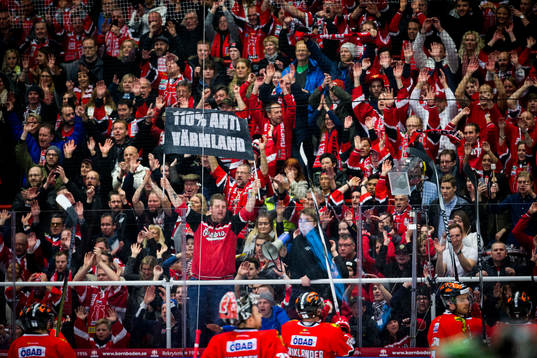 Örebros supportar jublar