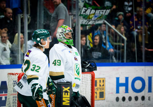 Färjestads Magnus Nygren och målvakt Justin Pogge deppar