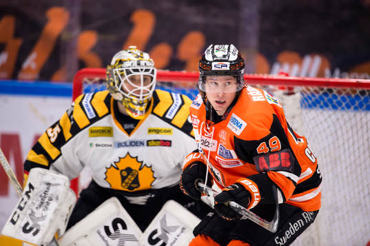 Karlskronas Filip Cruseman framför Skellefteås målbur