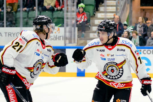 Luleås Emil Sylvegård jublar med Bill Sweatt