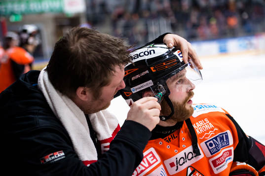 Karlskronas materialare Niklas Lindvall justerar hjälmen