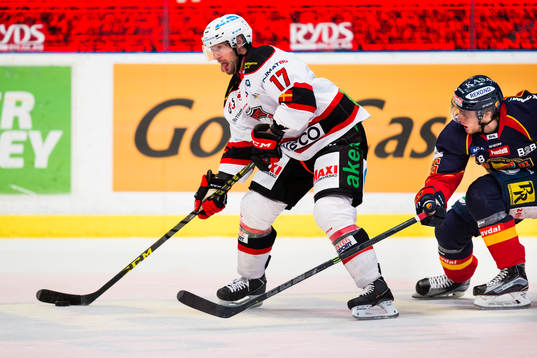 Malmö Redhawks Adam Burish ligger skäret före