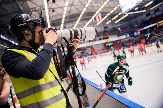 Bildbyråns fotograf Johan Bernström fotograferar