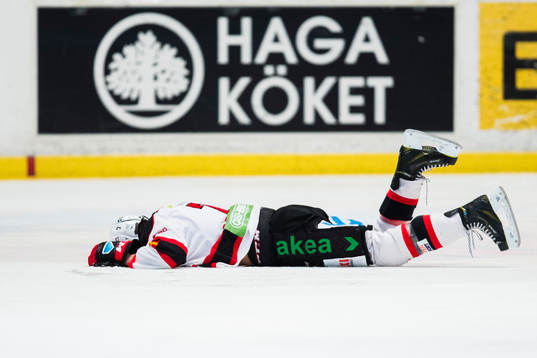 Malmö Redhawks Nils Andersson blir liggandes på isen
