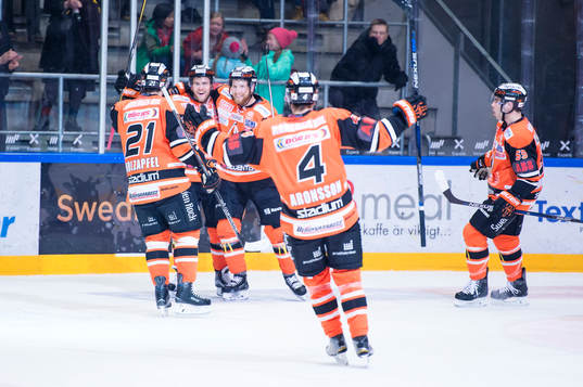 Karlskronas Alexander Viklund jublar då han gjort 2-1