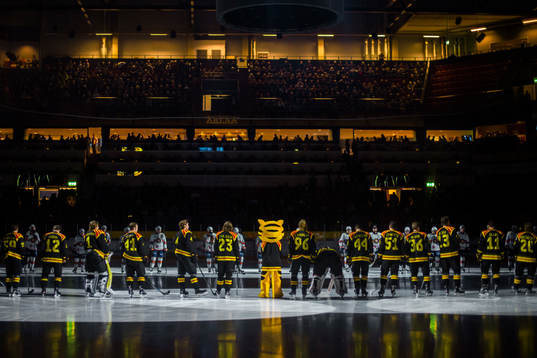 Brynäs spelare före ishockeymatchen i SHL mellan Brynäs