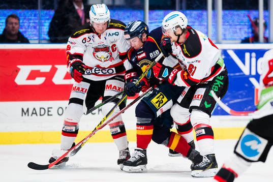 Djurgårdens Matt Anderson (m) i kamp om pucken med Malmö