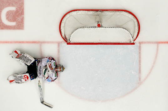 Frölundas målvakt Johan Gustafsson deppar