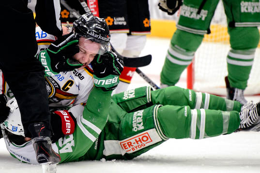 Luleås Johan Harju brottas med Rögles Kevin Marshall