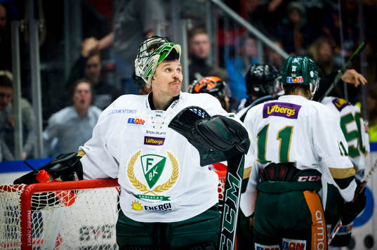 Färjestads målvakt Justin Pogge deppar