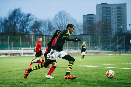 s Alexander Isak med bollen