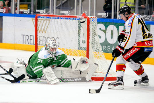 Luleås Toni Rajala bryter in mot Rögles målvakt Lars