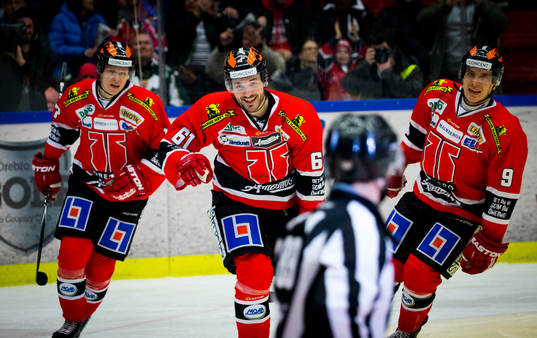 Örebros Justin Hodgman jublar vid 1-1 målet