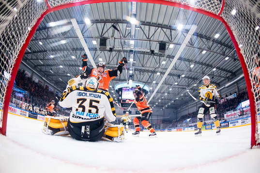 Karlskronas Filip Cruseman jublar