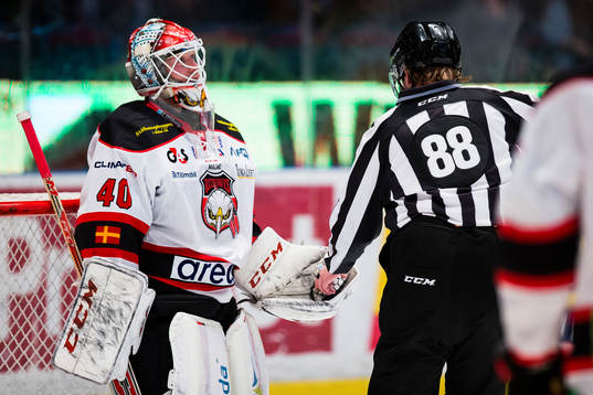 Malmö Redhawks målvakt Pontus Sjögren lämnar pucken