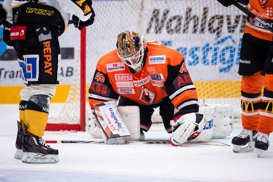 Karlskronas målvakt Johan Holmqvist blockerar en puck