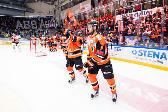 Karlskronas lag jublar på isen