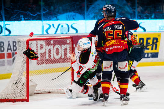 Malmö Redhawks Nicklas Jadeland kastar av sig handsken