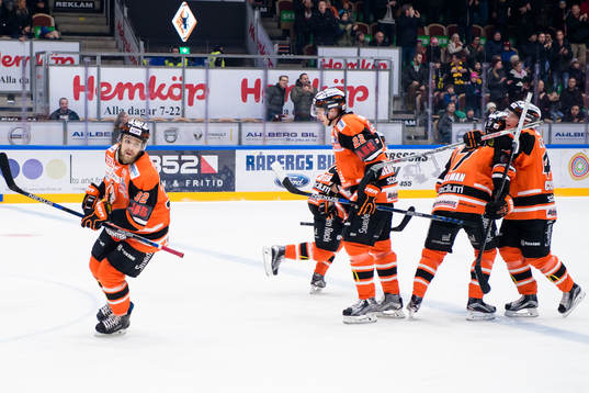 Karlskronas Anton Grundel har gjort 1-1 och jublar