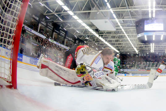 Luleås målvakt Joel Lassinantti tappar masken