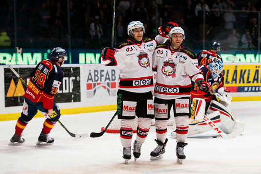 Malmö Redhawks Björn Svensson jublar tillammans med