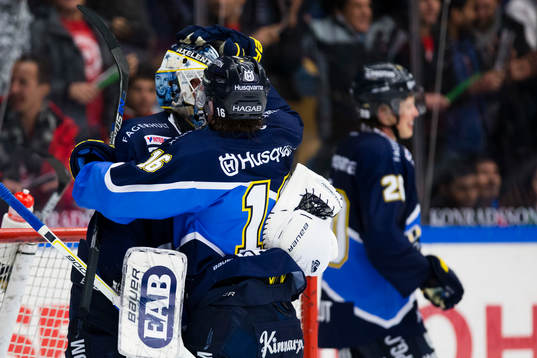 s målvakt Fredrik Pettersson-Wentzel och HV71:s Filip