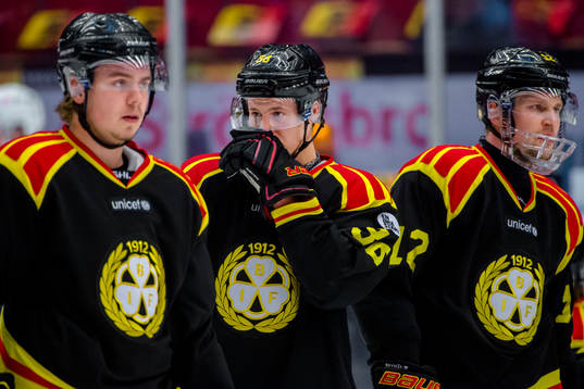 Brynäs Marcus Ersson , Linus Ölund och Petr Vrana före