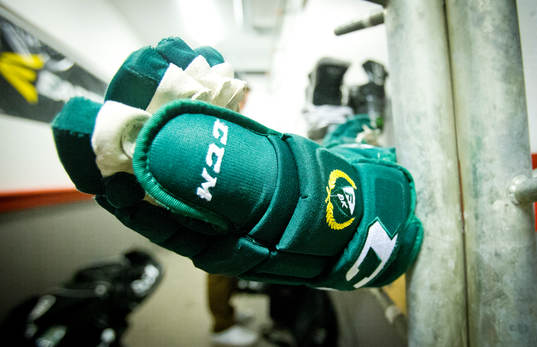 En hockeyhandske med Färjestadslogotyp