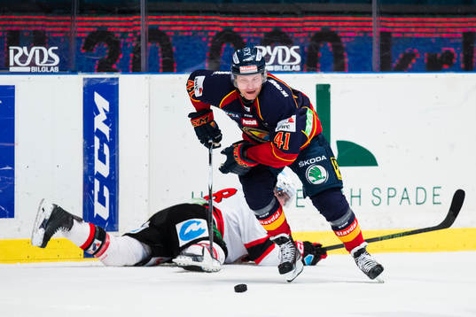 Djurgårdens Patrick Thoresen tar pucken av Malmö Redhawks