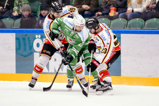 Rögles Jack Connolly (m) i kamp Luleås Jacob Lagace (v)