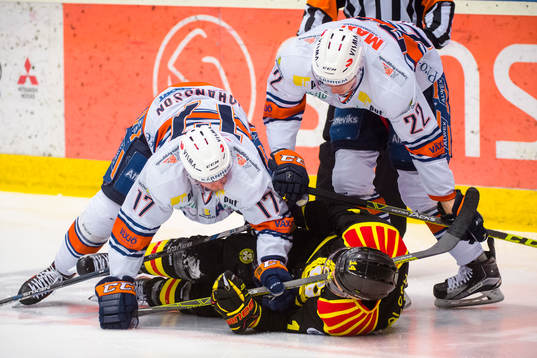 Brynäs Johan Alcén trycks  ner av Växjös Alexander