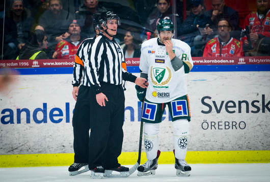Färjestads Tomas Skogs pratar med domarna