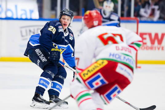 s Lawrence Pilut försvarar mot Modos Emil Djuse