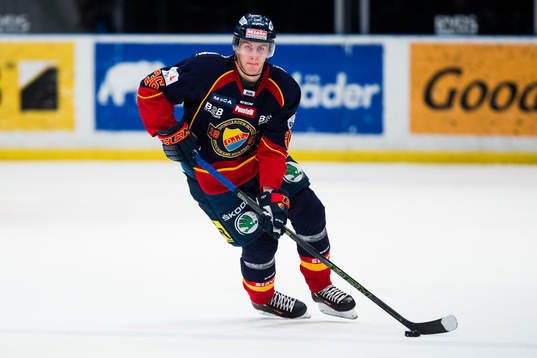 Djurgårdens Philip Holm med pucken