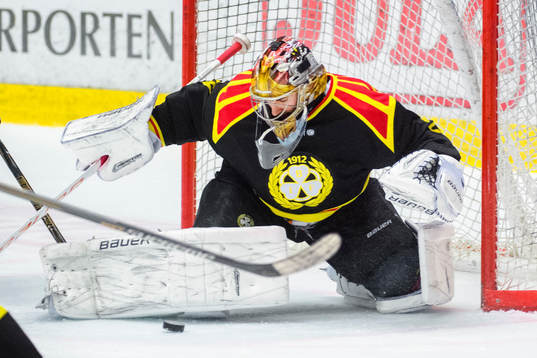 Brynäs målvakt Bernhard Starkbaum räddar skott