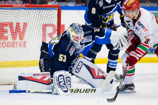 s målvakt Fredrik Pettersson-Wentzel räddar mot Modos