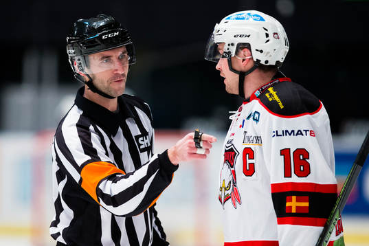 Domare Linus Öhlund talar med Malmö Redhawks Magnus