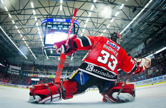 Örebros målvakt Julius Hudacek plockar pucken