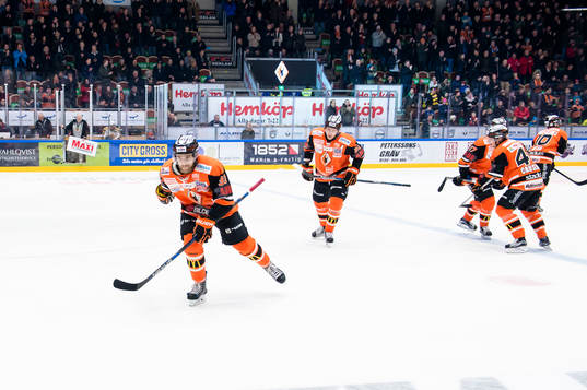Karlskronas Anton Grundel har gjort 1-1 och jublar